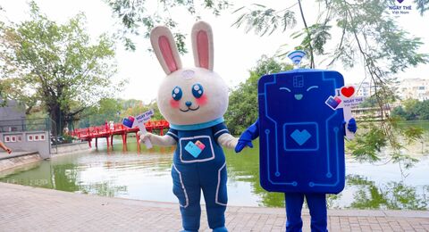 Theo chân các nàng thơ, Thỏ Thẻ cũng đi check in mùa thu Hà Nội tại Hồ Gươm đây