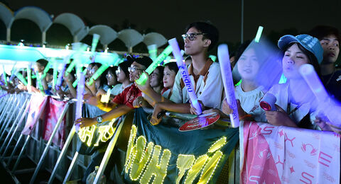 ĐÊM NHẠC “CHẠM VIỆT NAM” - KHI ÂM NHẠC VÀ NIỀM TỰ HÀO HÒA CHUNG MỘT NHỊP