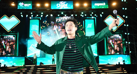 Hàng nghìn khán giả tại sân vận động Đại học Bách khoa hát theo Anh Tú