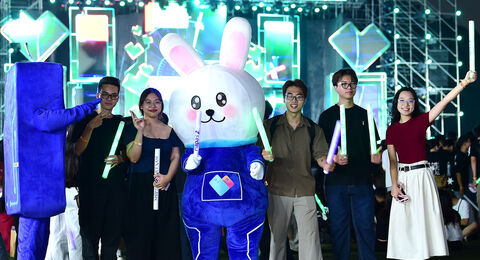 Bùng nổ năng lượng tuổi trẻ trong đêm nhạc Fest 'Chạm Việt Nam'