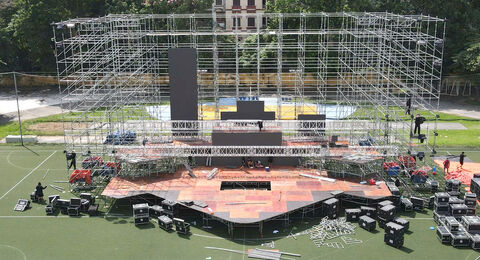 'Vượt nắng thắng mưa' dựng sân khấu, gian hàng cho 'Sóng Festival: Một chạm - Vạn niềm tin'