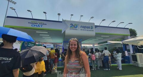 Cô gái Pháp ‘đội nắng’ xếp hàng trải nghiệm Sóng Festival để ủng hộ từ thiện