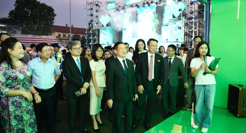 Phó Thủ tướng và các đại biểu tham quan nhiều gian hàng tại Ngày thẻ Việt Nam