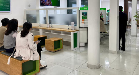 Ngân hàng khuyến cáo người dùng hạn chế một hành vi tại nơi công cộng, rất nhiều người đang mắc phải