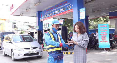 Mua xăng không cần tiền mặt trên ứng dụng PVOIL 4U