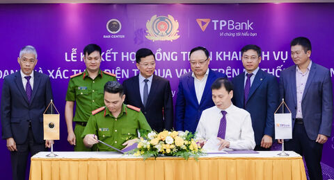 TPBank và Trung tâm RAR - Bộ Công An chính thức ký kết Hợp đồng triển khai dịch vụ Định danh và xác thực điện tử qua VneID trên App TPBank