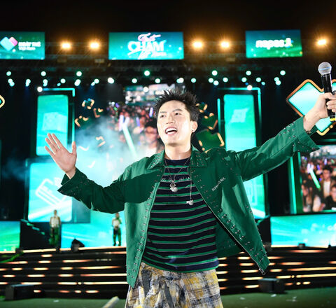 Hàng nghìn khán giả tại sân vận động Đại học Bách khoa hát theo Anh Tú